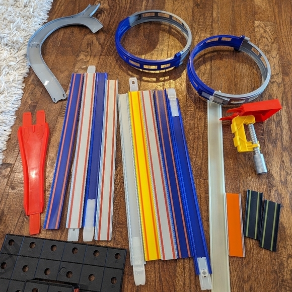 Hot wheels , multiple hot wheels tracks and accessories $700 mrsp 2 Lots - Picture 10 of 11